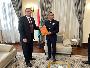 Rencontre entre l'Ambassadeur de Russie à Madagascar, Andrey Andreev, et le Chef d'Etat par intérim, Richard Ravalomanana Rencontre entre l'Ambassadeur de Russie à Madagascar, Andrey Andreev, et le Chef d'Etat par intérim, Richard Ravalomanana