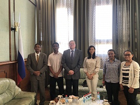 Rencontre de l'Ambassadeur de Russie à Madagascar Andrey Andreev avec les enseignants et les etudiants du departement de la langue russe à l'Université d'Antananarivo 