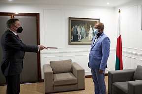 Sur la présentation des copies figurées des lettres de créance de l’Ambassadeur de Russie à S.E.M. Djacoba Liva Tehindrazanarivelo, Ministre des Affaires étrangères de Madagascar